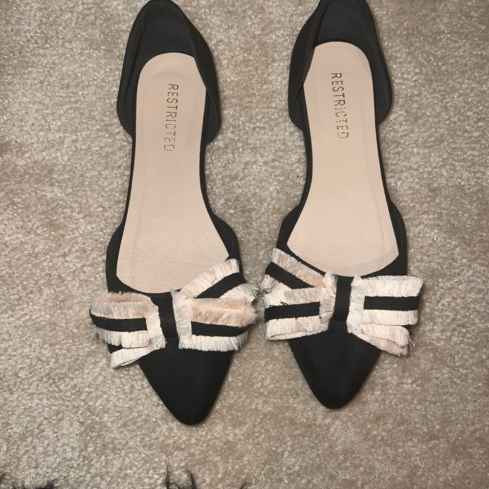Restricted Black Women's Flats with Bow Detail